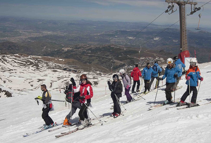 Sierra Nevada cierra, con cerca de 2.000 esquiadores en sus pistas, la temporada 2014-15 