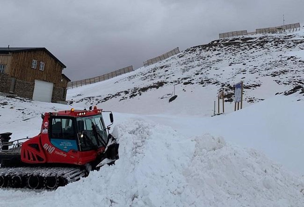 Sierra Nevada se prepara para abrir con el movimiento de nieve en sus cotas más altas