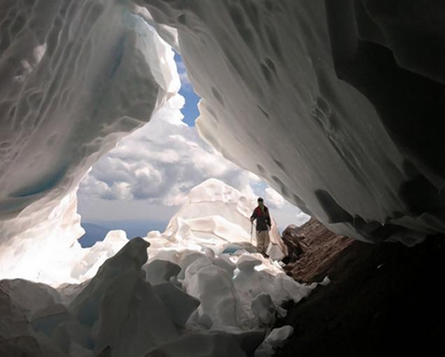 Una cueva de hielo se desploma atrapando fatalmente a un snowboarder en el Mt. Hood