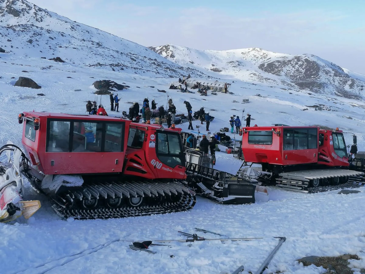 La Sociedad de la Nieve': el increíble parecido entre la película y las  fotos del accidente