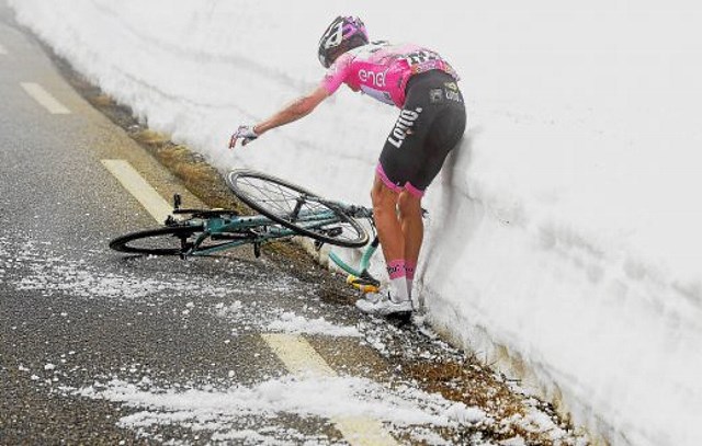 Choca contra un muro de nieve y pierde la Maglia Rosa del Giro de Italia