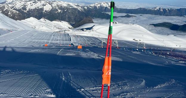 El esquí de verano a pleno rendimiento en los glaciares de Val d’Isère y Les 2 Alpes