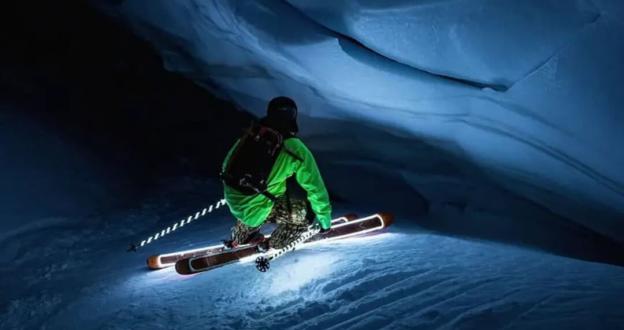 Espectáculo de esquí extremo iluminado entre grietas de la Aiguille du Midi