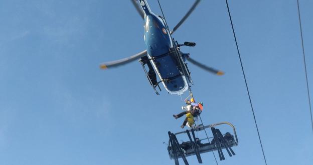 Evacuados en helicóptero 240 esquiadores atrapados en un telesilla en los Alpes franceses