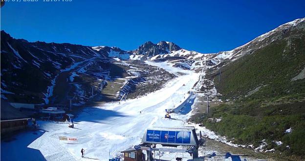 San Isidro reabre con nieve artificial y más de dos kilómetros esquiables