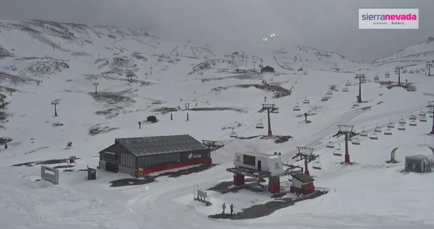 Sierra Nevada se prepara para la temporada: consolidan la nieve caída tras el último temporal