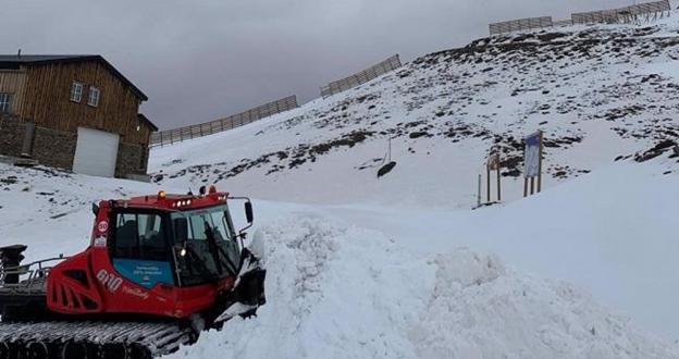 Sierra Nevada se prepara para abrir con el movimiento de nieve en sus cotas más altas