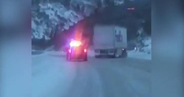 Video capta el impresionante control de un conductor de FedEx en plena tormenta de nieve