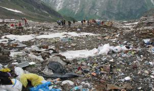 Los científicos alertan que el Everest se ha convertido en un gran vertedero de basura