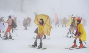 870 personas participan en la bajada de bikinis y bañadores sobre la nieve más famosa del mundo