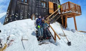 Mueren entrelazados un campeón mundial de esquí y su novia al "caer al vacío" mientras escalaban