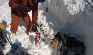 Agónico rescate grabado en GoPro de dos esquiadores suizos en una avalancha