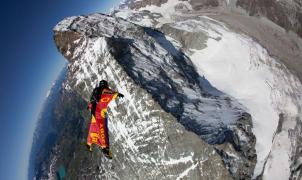 Wingsuit flying, el vídeo de los humanos voladores que desafían la razón