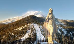 Mt. Shasta levanta una polémica una estatua de la Virgen María de 6 metros en la estación de esquí