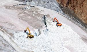 Los naturalistas denuncian que se destruye un glaciar austriaco para una estación de esquí