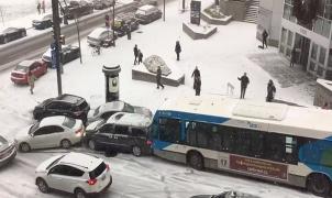 El frío y la nieve convierten las calles de Montreal en auténticas pistas de patinaje