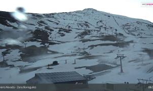 Sierra Nevada abre solo para turismo y se diluye la esperanza de esquiar este fin de semana.