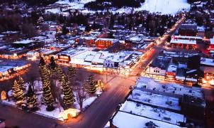 La ciudad y estación de esquí de Jackson completamente vacía a vista de dron 