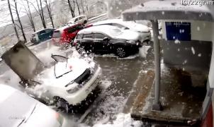 Vídeo: Por los pelos... Cuando limpiar la nieve de tu coche te puede costar la vida