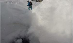 Snowboarder engullido por una grieta de 5 metros de profundidad en el hielo 