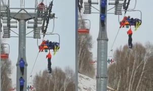 Vídeo: Un esquiador en China se cuelga dramáticamente de un telesilla y finalmente cae