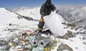 Recogidas once toneladas de basura y cuatro cuerpos en la limpieza del Everest