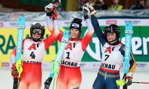 Doblete suizo en Flachau: Camille Rast y Wendy Holdener lideran el podio