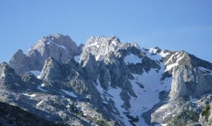 La racha negra en los Picos de Europa sigue con un nuevo montañero muerto y otro herido