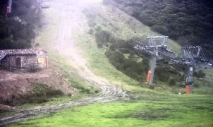 Arranca la temporada de esquí en Asturias con Pajares y Fuentes sin nieve y en modo turístico