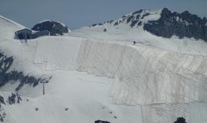 Las lonas vuelven a cubrir el glaciar de Presena para protegerlo del sol y conservar la nieve