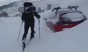 Rescatan a una pareja que se quedó sepultada por la nieve dentro del coche