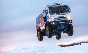 Un camión ruso Kamaz vuela sobre la nieve y el hielo del ártico ruso