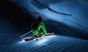 Espectáculo de esquí extremo iluminado entre grietas de la Aiguille du Midi