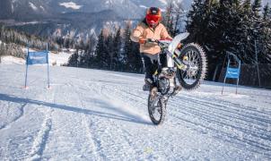 Marcel Hirscher se pasa a las motos y ya vuela rodando por la nieve con una Husqvarna 
