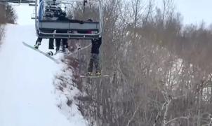 Un niño colgado de un telesilla tras resbalar del asiento en una estación de esquí canadiense