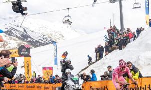 Los esquiadores se “cuelan” en el vídeo viral de la victoria de Pogacar en Livigno del Giro