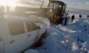 Rescate heroico en Chubut, Argentina: familia atrapada bajo la nieve es salvada