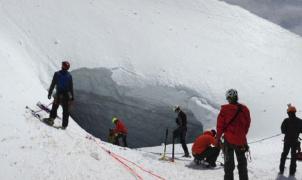 Premio al rescate de un snowboarder cuya vida pendía de un hilo tras caer en un volcán