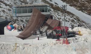 Las altas temperaturas en Sierra Nevada obligan a introducir hielo en los saltos de Aerials