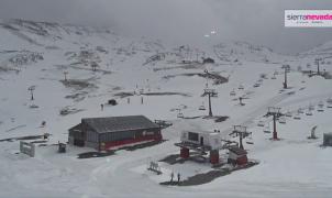 Sierra Nevada se prepara para la temporada: consolidan la nieve caída tras el último temporal