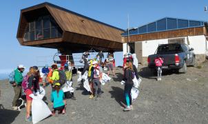 Vídeo: Más de un centenar de trabajadores de Cetursa y voluntarios limpian Sierra Nevada