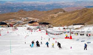 Sierra Nevada cierra un primer fin de semana "positivo" con unos 1.600 esquiadores