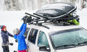 ¿Cómo llevar los esquís y snows en el coche y que no nos multen en el intento?