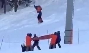 Un snowboarder que se rompió la columna al caer de un telesilla demanda a la estación