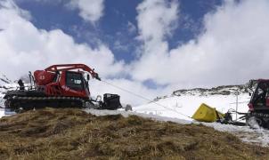 El snowfarming llega a Candanchú para guardar la nieve sobrante para la próxima temporada