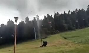 Un mini tornado lanza por los aires a un operario de un telesilla en una estación de esquí del Loira