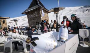 La terraza con calefacción donde se “cuece” el recreo del esquí en Sierra Nevada