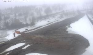 Una corriente de agua, nieve y barro inunda varias pistas de Sierra Nevada