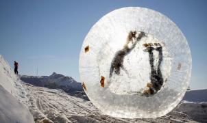 Zorbing mortal: una esfera con dos jóvenes rusos acabó despeñándose en el Cáucaso