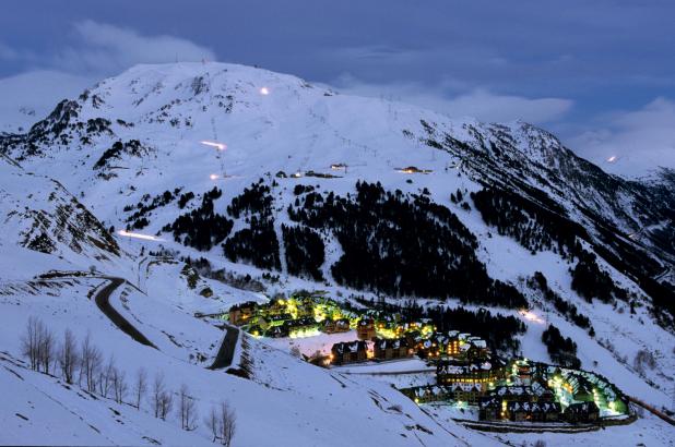 Baqueira Beret, base de la estación de noche